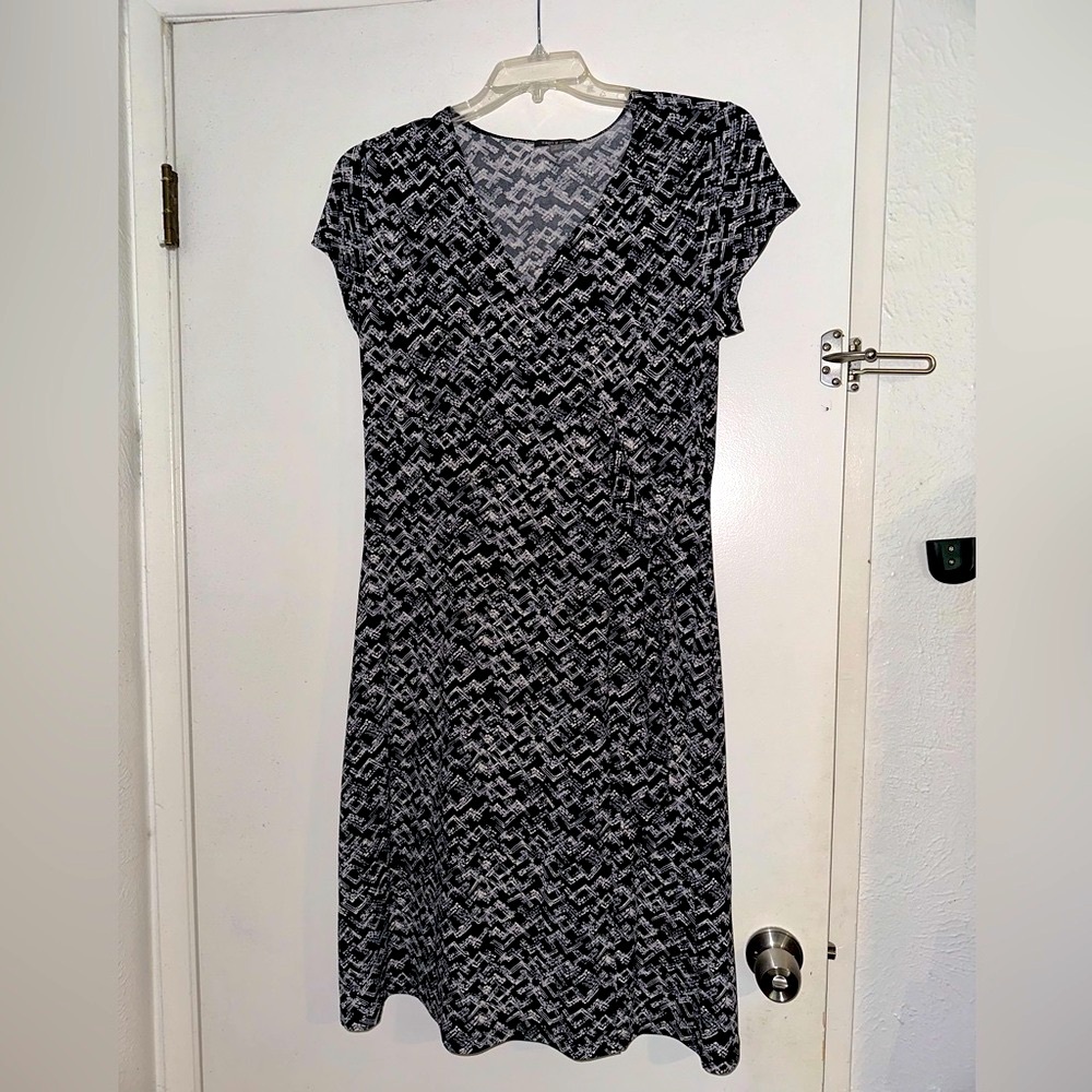 Black and gray print side belted  swing dress